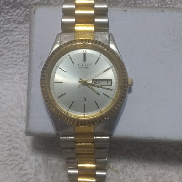 Citizen SQ Quartz Watch Men 6100-R00405 Day Date Bracelet Clear New Bat Great ! - Picture 1 of 14